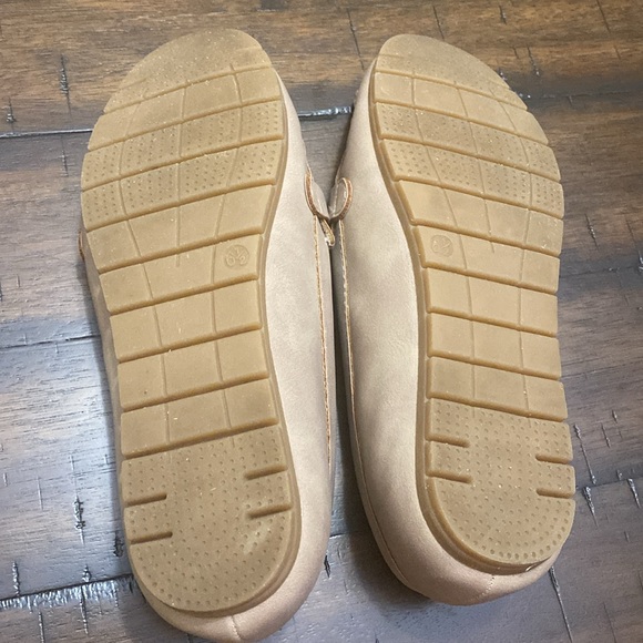 Lauren Blackwell 6.5M Lizbeth 104950 Taupe Loafer with gold chain design - Picture 9 of 11